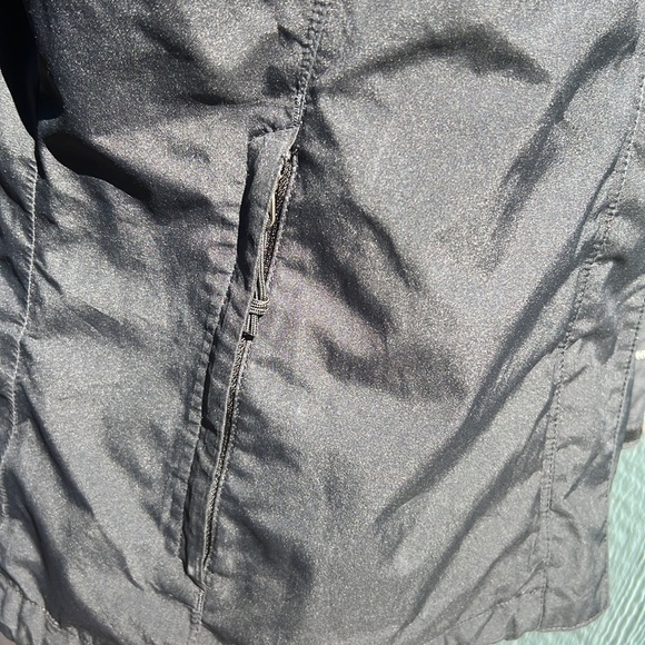 North Face lightweight, hide away hood fully lined woman’s jacket size Large - Picture 6 of 14